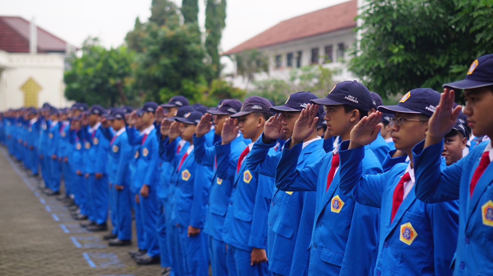 Peserta didik SMA Negeri 1 Ponorogo mengikuti upacara kelulusan 2025 dengan seragam almamater biru.